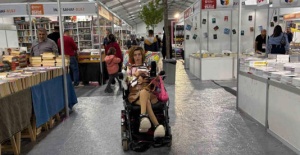 "Engelsiz Taksi" yazar Sena’yı her gün okurlarıyla buluşturuyor