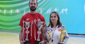 Azimli antrenör görme engelli eşinin kulübünde şampiyonlar yetiştiriyor