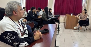 Görme engelli 50 yaşındaki üniversite öğrencisinin en büyük destekçisi sınıf arkadaşları