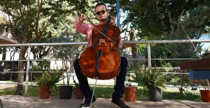 Görme engelli müzik öğretmeninden hastalara ‘ritim ve şarkılı terapi’