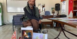 Sol ayağıyla hayallerini çizen ressam herkese ilham veriyor