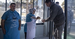 Bu kafeyi "gülümseyen özel yüzler" ayakta tutuyor