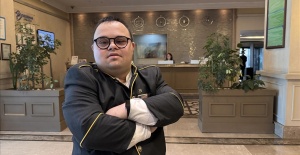Down sendromlu Emre, güler yüzüyle çalıştığı otele renk katıyor