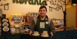 Down sendromlu gençler kafede çalışarak hayata tutunuyor