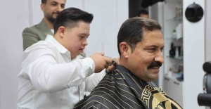 Down Sendromlu Kuaför Şükrü Dağlı’nın İlk Müşterisi Hatay Valisi Oldu