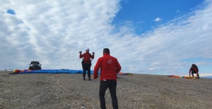 Engelini aştı yamaç paraşütüne başladıAdana'da yaşayan 35 yaşındaki serebral palsi hastası Ergin Yavuzer, rüyasında kendini uçarken gördü, uyandığında ise bu hayalini gerçeğe dönüştürmeye karar verdi. Kaynak: Engelini aştı yamaç paraşütüne başladı