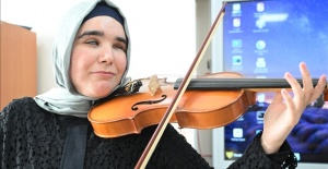 Görme engelli müzik öğretmeni, melodilerle öğrencilerine ilham oluyor