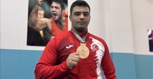 İlk kez giydiği milli formayla olimpiyat üçüncüsü olan işitme engelli güreşçi hedef büyüttü