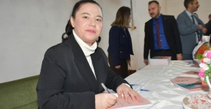 Ruhsal engelli kadın, şiir kitabıyla imza günü düzenledi