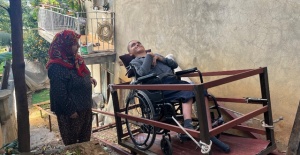 "Üvey oğlum" demedi, engelli oğluna eğitimi için hamallık yaparak evine raylı sistem kurdu