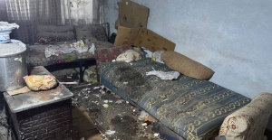 Zihinsel engelli çöp evde annesinin cesedi ile yaşadı!