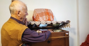 Engelli adamın eşi ölünce gizli bölmeye kaldırdığı 1 kilo altını çalındı iddiası