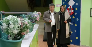 Görme engelli eşine 22 yıldır destek oluyor
