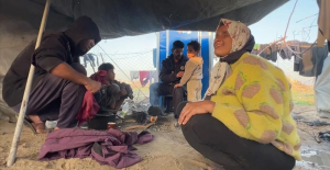 Görme engelli Filistinli anne-baba, derme çatma çadırlarında çocuklarının yardımıyla yaşamaya çalışıyor