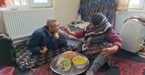 Yaşlı kadın engelli oğluna 61 yıldır bebek gibi bakıyor
