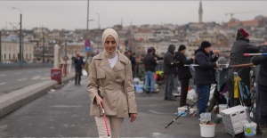 Doğuştan görme engelli sosyolog metropoldeki erişim engellerini sosyal medyada görünür kılıyor