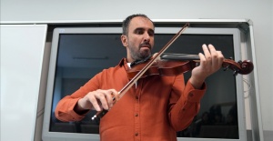 Görme engelli müzik öğretmeni videolarıyla engellilere bakış açısını değiştirmeye çalışıyor