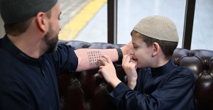 Otizmli İngiliz  Joshua'nın nefret karşıtı kek yolculuğunda hedef Türk camilerini ziyaret etmek