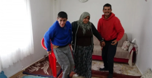 Engelli çocuklarına hem anne hem baba oldu