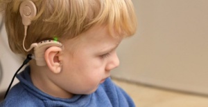 Gitarından kazandığı gelirle 12 İşitme Engelli Çocuğa “Biyonik Kulak” Pili Aldı