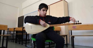 Görme Engelli Genç Ömer, Müziğin Ritmini Hissederek Bağlama Çalıyor