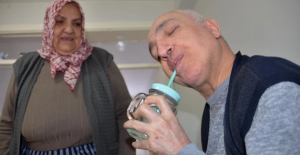 Polis memuruyken engelli kalan oğluna 22 yıldır bakıyor