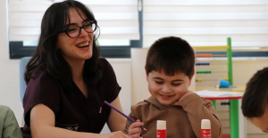 İşitme engelli ailesini taklit eden çocuk eğitimle konuşmaya başladı