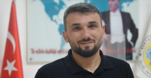 Bursa'da müdür yardımcısı sırtladığı engelli öğrenciyi merdivenlerden indirdi