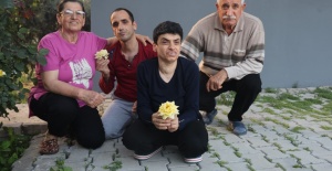 Ömrünü adadığı 3 engelli evladına gözü gibi bakıyor