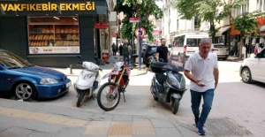 Görme engelli yolunu işgal etti