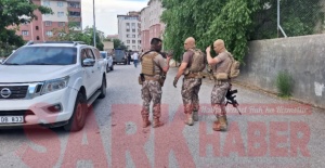 ZİHİNSEL ENGELLİ ŞAHIS KARDEŞİNİ VURDU, EVİ KUŞATAN POLİSE ATEŞ AÇTI