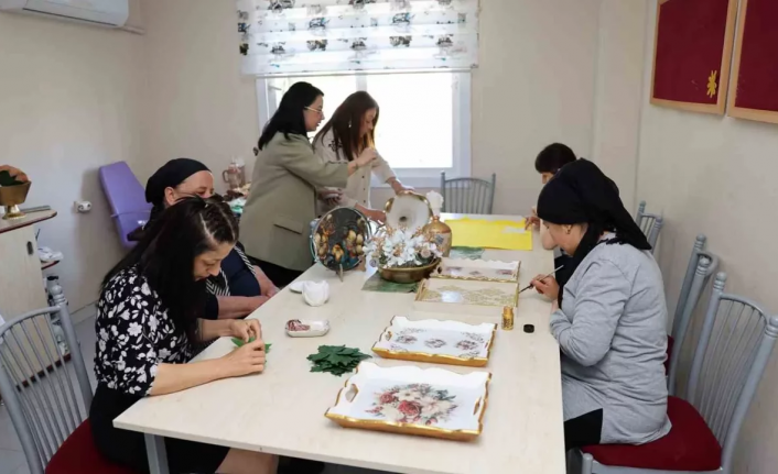 Sessizliğini sanatla aştı