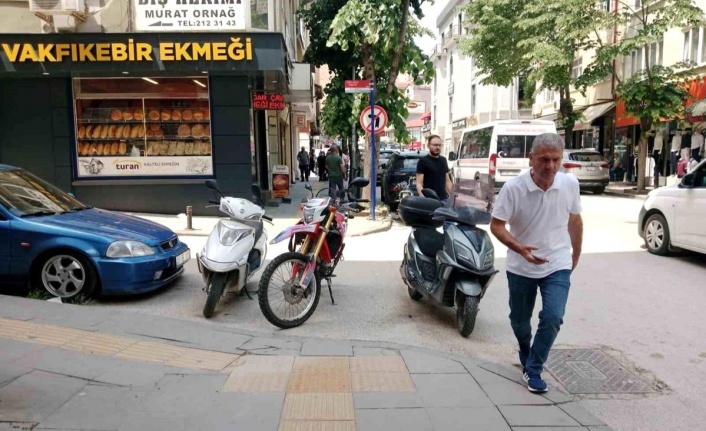 Görme engelli yolunu işgal etti